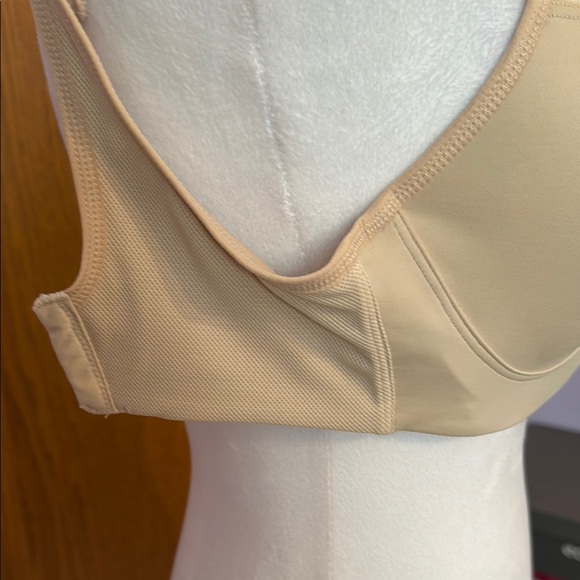 Wacoal Tan Women's Workout Bra size 32 DD. - Picture 4 of 8